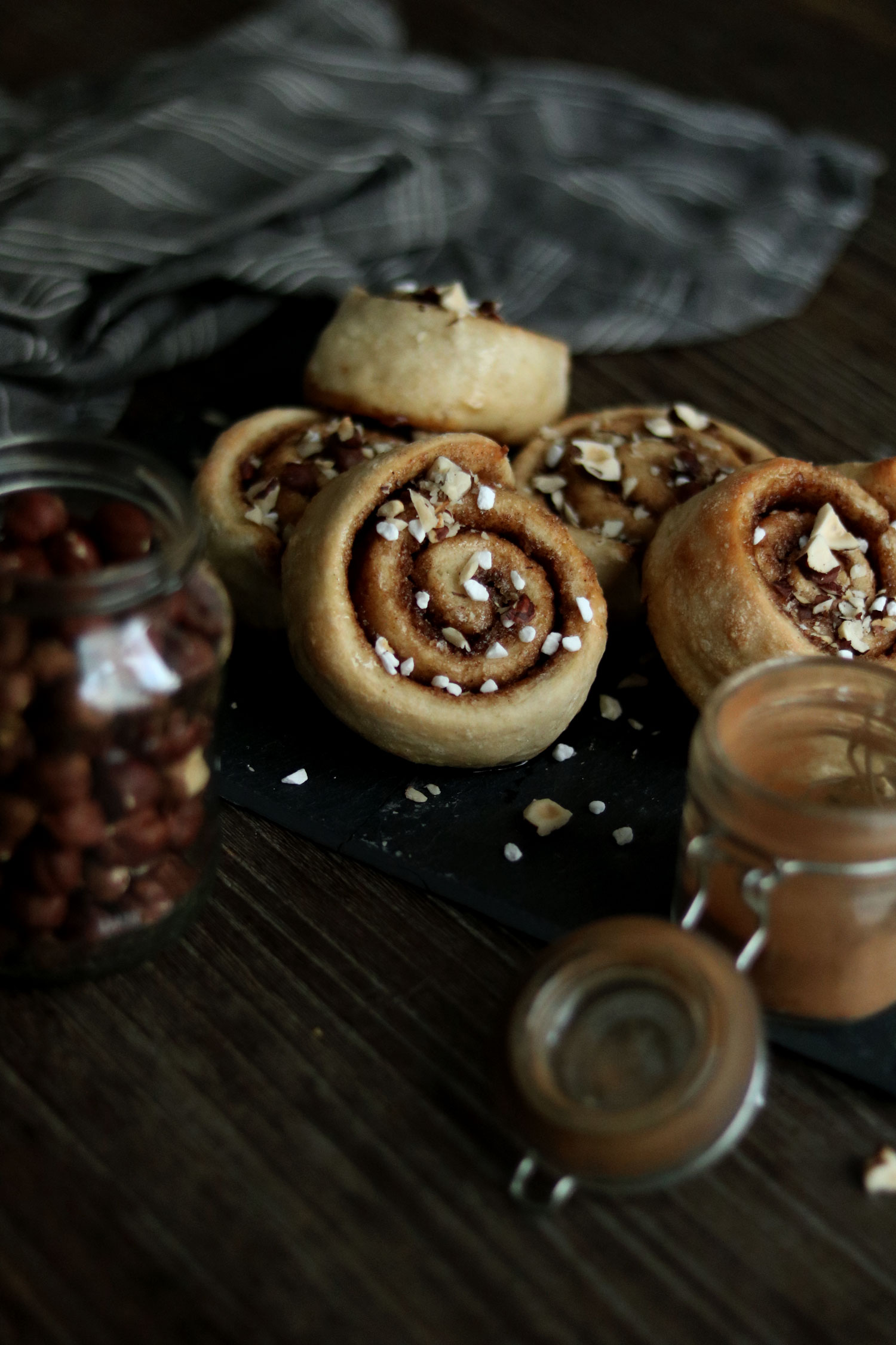 VEGANE HASELNUSS-ZIMTSCHNECKEN • MARI DALOR VEGANE HASELNUSS-ZIMTSCHNECKEN • MARI DALOR