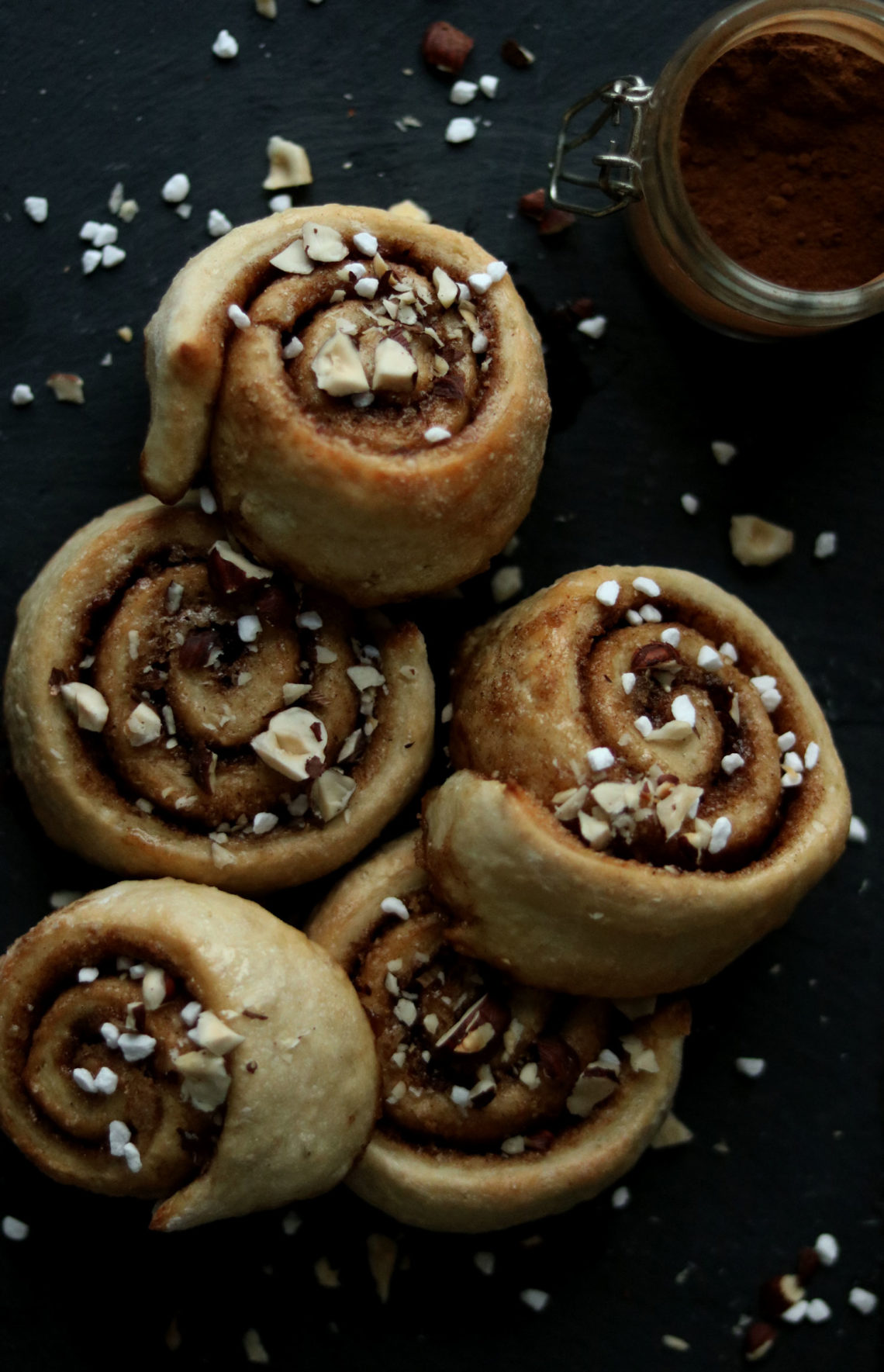 VEGANE HASELNUSS-ZIMTSCHNECKEN • MARI DALOR VEGANE HASELNUSS-ZIMTSCHNECKEN • MARI DALOR